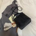 Schwarze Beuteltasche in Wildlederoptik mit Bärenanhänger und doppelten Trageriemen - Schwarz (Mit Anhänger)