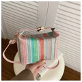 Detalle de bolso de paja a rayas de colores con correa de cuero rosa y hebilla dorada - Rosa