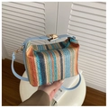 Detalle de bolso de paja a rayas con borde de PU azul claro y cierre de hebilla dorada - Azul