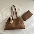 Ensemble cabas marron foncé avec pochette assortie et foulard en soie sur l'anse - Fauve