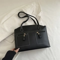 Große schwarze Ledertasche mit Kontrastnähten und doppelten Reißverschlusstaschen - Schwarz