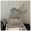 Detalle de bolso plateado metalizado con hebilla de lazo y asa fruncida de diseño - Plateado