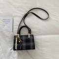 Sac à main noir à carreaux avec coutures blanches et breloques décoratives en bois - Noir Avec Pendentif