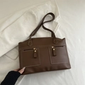 Dunkelbraune Schultertasche aus Kunstleder mit weißen Kontrastnähten und zwei Fronttaschen - Dunkelbraun