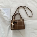 Sac à main carré marron à carreaux avec pendentif en perles et bandoulière de style vintage - Marron avec Pendentif