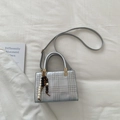 Sac bandoulière argenté métallisé avec texture quadrillée et gland perlé chic - Argent avec pendentif