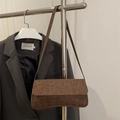 Braune Unterarmtasche mit Leopardenmuster aus Wildleder und schmalem Schultergurt - Braun