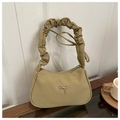 Dettaglio della borsa a mezzaluna beige con tracolla a pieghe e fiocco argento - Cachi