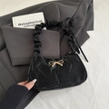 Sac à bandoulière froncé noir avec boucle nœud dorée et poignée plissée élégante - Noir