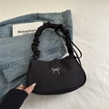 Borsa a spalla a mezzaluna nera con fiocco in argento e manico a pieghe - Nero