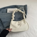 Borsa a mezzaluna bianco crema con manico increspato e fiocco in metallo argento - Bianco