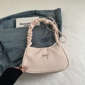 Borsa sottobraccio a mezzaluna rosa tenue con fiocco argento e manico arricciato - Rosa