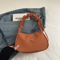 Borsa a mezzaluna arancione con manico arricciato e fiocco argento su tessuto bianco - Marrone