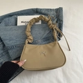 Sac croissant kaki avec poignée plissée et détail nœud argenté sur fond en jean - Kaki