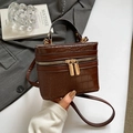 Borsa a mano marrone effetto coccodrillo con finiture dorate e tracolla rimovibile - Marrone