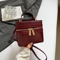 Elegante borsa a tracolla quadrata bordeaux effetto coccodrillo con dettagli dorati - Rosso
