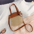 Borsa a secchiello in paglia fatta a mano beige con finiture in pelle marrone e tracolla - Piccolo