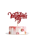 Decoración de pastel roja brillante Valentine's Day sobre un pastel con glaseado rosa - Estilo de Corazón Sólido