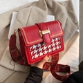 Borsa a tracolla rossa con pannello pied de poule, ampia tracolla jacquard e fibbia d'oro - Rosso