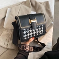 Borsa a tracolla alla moda nera e pied-de-poule con fibbia dorata e tracolla larga - Nero