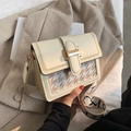 Piccola borsa quadrata color crema chic con trama vintage e tracolla larga a motivi - Bianco Sporco