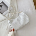 Bolso de hombro elegante de encaje blanco con correa de perlas y textura floral - Blanco