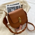 Sacoche selle classique en cuir caramel avec boucle dorée et bandoulière tissée chic - Marron