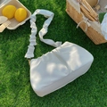 Borsa a nuvola bianca con tracolla arricciata su erba verde in un contesto picnic - Bianco