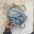 Bolso de nube plisado azul claro con asa trenzada y hebilla dorada para mujer - Azul