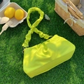 Borsa a nuvola plissettata giallo fluo con tracolla scrunchie in scena da picnic - Giallo