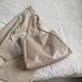Minimalistische beige Tragetasche aus Kunstleder mit großem Fassungsvermögen und Gurt - Weiß