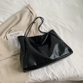 Minimalistische schwarze Shopper-Tasche aus glänzendem Leder mit großem Fassungsvermögen - Schwarz