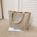 Borsa tote in tela beige con manici in pelle marrone in un ambiente minimalista - Grande / Cachi