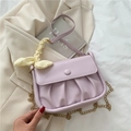 Hellviolette gefaltete Cloud-Tasche mit goldener Kette und gelber Bogendekoration - Lila