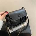 Minimalistische schwarze geraffte Cloud-Tasche mit Goldkette und Stoffschleife - Schwarz
