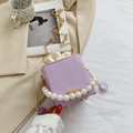 Bolso saco acolchado lila con asa de perlas y correa de cadena dorada para hombro - Morado