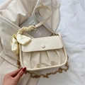 Beige plissierte Wolken-Tasche mit Seidenschal-Detail und goldener Kette - Gebrochenes Weiß