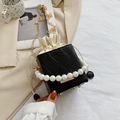 Bolso mini tipo cubo negro con acolchado de ondas y asa de perlas grandes - Negro
