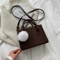 Dunkelbraune gesteppte quadratische Handtasche mit V-Muster und weißem Kunstpelz-Pompon - Dunkelbraun