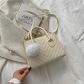 Cremeweiße Handtasche mit V-Steppung, Tragegriff und dekorativem Kunstfell-Pompon - Gebrochenes Weiß