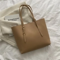 Minimalistische braune Tote-Bag aus Kunstleder mit goldener Schnalle und langem Schultergurt - Khaki