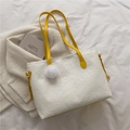 Borsa tote bianca con motivo goffrato, manici gialli a contrasto e portachiavi a pompon - Giallo
