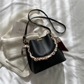 Bolso tipo cubo negro de piel sintética con correa ajustable y detalle de pañuelo - Negro
