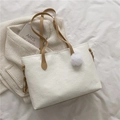 Borsa tote bianca in ecopelle con motivi a rilievo e ciondolo di peluche morbido - Cachi