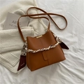 Bolso cubo de cuero marrón con barra metálica dorada y pañuelo con estampado de leopardo - Marrón
