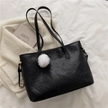 Grande borsa tote nera con motivo graffiti a rilievo e ciondolo pompon in ecopelliccia - Nero