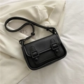 Piccola borsa a tracolla vintage nera con doppie fibbie e finitura in ecopelle - Nero