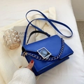 Minimalistische kleinblaue Umhängetasche mit goldener Schnalle und Flechtkette - Klein-Blau