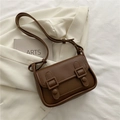 Borsa a tracolla vintage marrone in ecopelle con doppie fibbie e design strutturato - Marrone