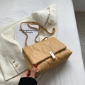 Khaki gesteppte Umhängetasche mit Wellenmuster und Goldkette auf schlichtem Hintergrund - Khaki
